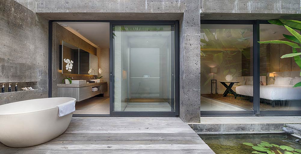 Sohamsa Estate - Villa Hamsa - Guest bedroom one outdoor bath